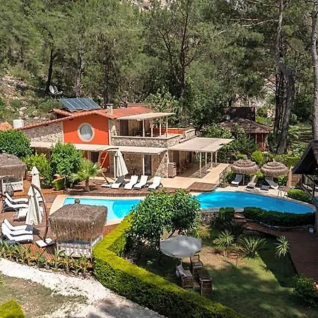 Zuemruet Boutique Çıralı