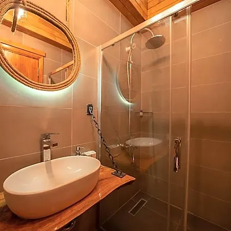 Zuemruet Boutique Hotel *